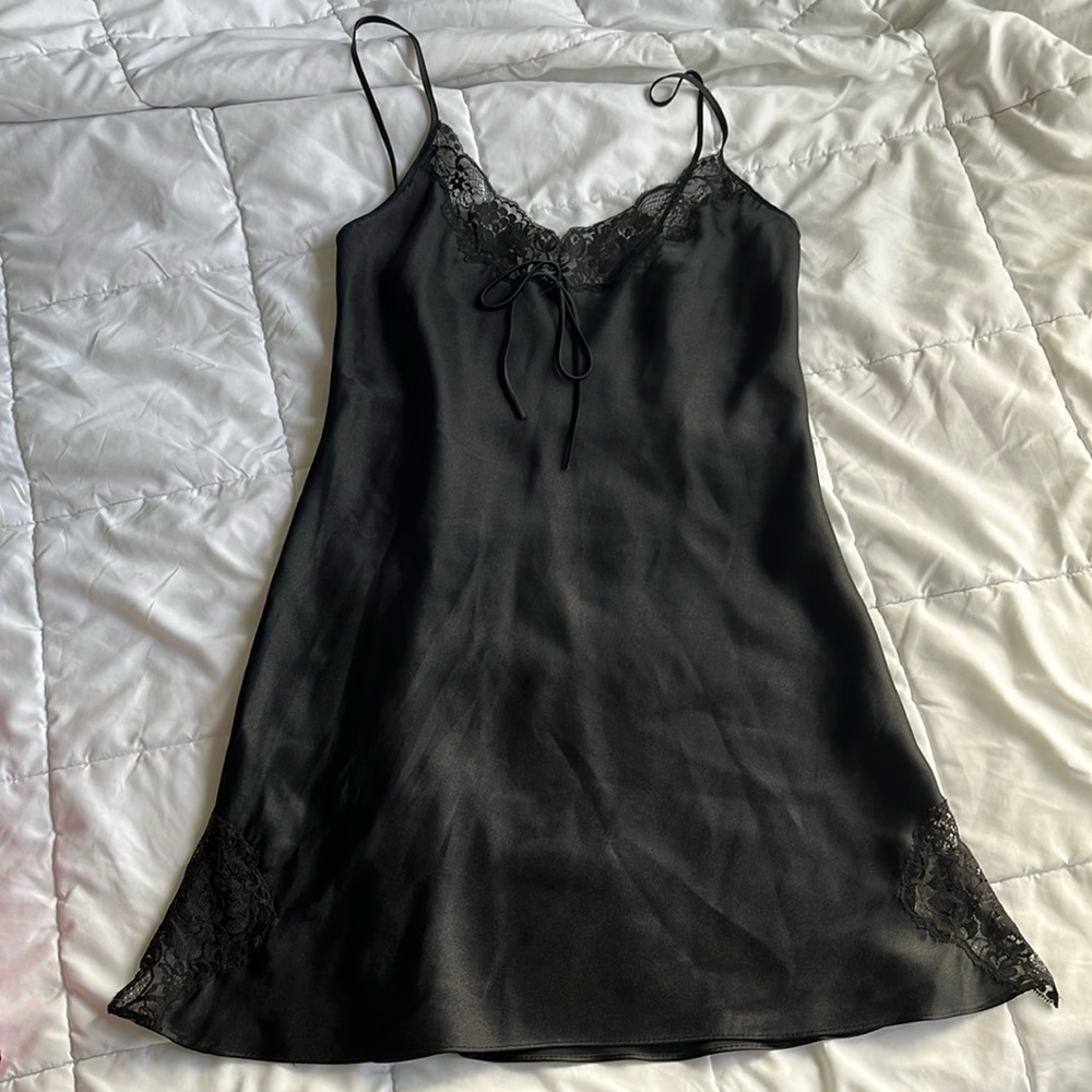 Jones New York perfect black lace slip dress with bows and side slits
